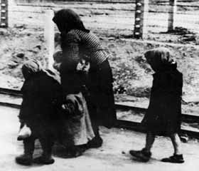 סבתא ונכדיה בדרך אל תאי הגז במחנה בירקנאו