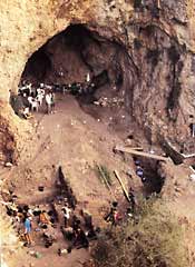 מערת עמוד : מבט מגג המערה לאזור החפירה