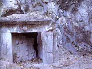 דלת בפתח אחת ממערות הקבורה בבית שערים