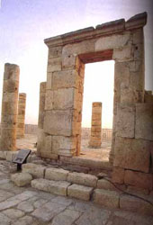 עבדת : שער בין שרידי המקדש עם כיכר הכנסיות