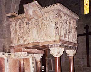 עמדת המטיף (pulpito) בקתדרלה של ברגה : הערצת המגים