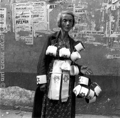אישה מוכרת סרטי יד בגטו, ורשה, פולין, 19 בספטמבר 1941