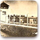 צריפים במחנה ומגדל שמירה מבעד לגדר תיל, דכאו, גרמניה