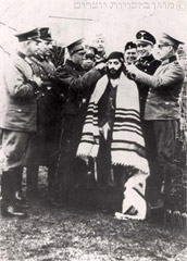 חיילים גוזזים זקנו של רב בית הכנסת בוילנה בשנת 1942