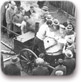 מגורשים יהודים בתור לקבלת מרק במתקן המטבח הנע, זבונשין, נובמבר 1938