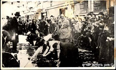 גברים יהודים בעבודות כפייה בווינה אוסטריה בשנת 1938