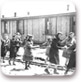 אסירות גוררות קרון בעבודות כפייה במחנה פלאשוב