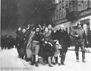 יהודים מובלים לאקציה לאחר נפילתם בשבי במהלך המרד בגטו ורשה בשנת 1943