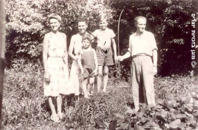 נתן דיאמנט עם בני משפחת ברונין בבלגיה, בשנת 1943