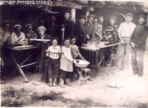 פליטים יהודים מפולין מכינים מצות בערבות ברית המועצות בשנת 1943