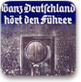 'כל גרמניה מאזינה לפיהרר', כרזה נאצית משנות ה-30 המעודדת את האוכלוסייה להקשיב לשידורי התעמולה