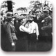חיילים גרמנים מאלצים יהודי לגלח זקן של יהודי אחר לעיני אוכלוסייה מקומית בוורשה בסתיו 1939