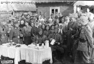 שוטרים גרמנים מיחידת הז'נדרמריה 116 ואוכלוסיה אוקראינית מקומית, 1942