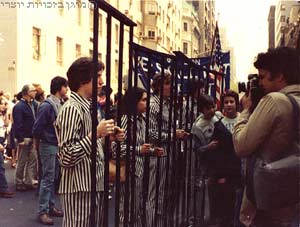 מפגינים לבושים כאסירים במצעד למען יהודי בריה"מ, ניו יורק, 1976