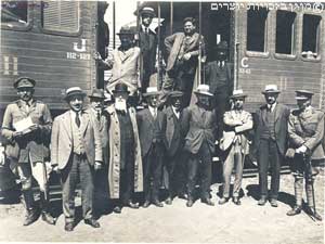 חיים ויצמן וחברי ועד הצירים בתחנת הרכבת בלוד,אפריל 1918