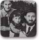 מנחם בגין, אשתו עליזה ובנו בנימין זאב, דצמבר 1946