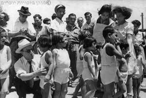 ילדי קיבוץ בית הערבה עם חברי ועדת אונסקו"פ בעת ביקורם בקיבוץ, 1947