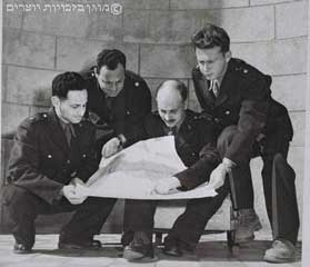 נציגי המשלחת של ישראל לרודוס בוחנים מפה, רודוס, 3 בינואר 1949