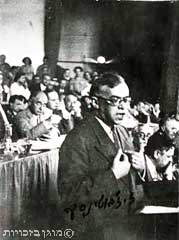 ז'בוטינסקי נואם במליאת הקונגרס הציוני ה- 17, באזל, 1931