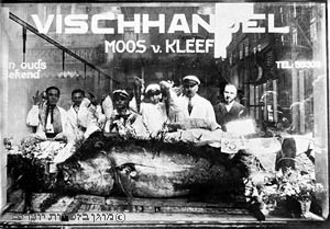 מוכרי דגים ברובע היהודי, אמסטרדם, 1920 בקירוב