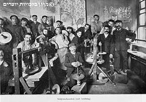 פועלים מתקינים אופנים לליטוש יהלומים, אמסטרדם, תחילת המאה ה- 20