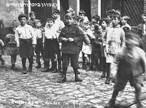 ילדים ברובע היהודי, אמסטרדם, 1920 בקירוב