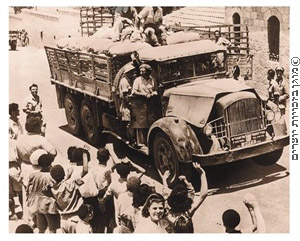 תושבים בירושלים מקבלים בשמחה שיירת אספקה, יולי 1948