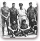 הרמטכ"ל משה דיין (עומד, רביעי מימין) בחברת לוחמי יחידה 101 והצנחנים, 28 באוקטובר 1955