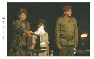 מרסל ניניו מדליקה את המשואה בטקס בהר הרצל, ערב יום העצמאות ה- 40 למדינת ישראל,  1988.