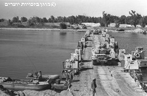 טנקים עוברים אל הגדה המערבית של תעלת סואץ, אוקטובר 1973