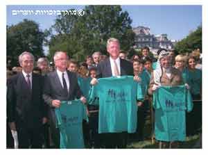 (מימין לשמאל) יאסר ערפאת, ביל קלינטון, יצחק רבין ושמעון פרס - לאחר החתימה על הסכם אוסלו , הבית הלבן, וושינגטון