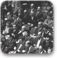 אזרחים מאזינים לעדויות במשפט אייכמן, 5 באפריל 1961