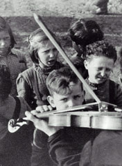 ילדים מאזינים לנגינת כנר במחנה וסטרבורק
