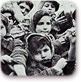 ילדים ששוחררו במחנה אושוויץ חושפים את זרועותיהם