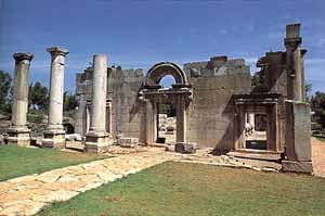 חזית בית הכנסת העתיק בברעם