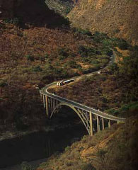 גשר החוצה את נהר הנילוס הכחול באתיופיה